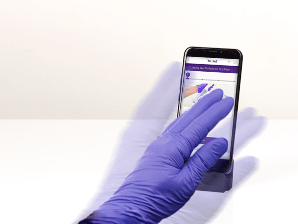 Validation gestuelle des étapes de désinfection avec le téléphone et l' App Tristel 3T : traçabilité numérique de votre procédure de désinfection