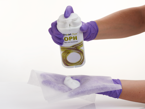 Application du désinfectant de haut niveau Tristel Duo OPH à base de la chimie Tristel CIO₂ sur une lingette sèche Duo Wipes pour une désinfection des dispositifs médicaux en ophtalmologie