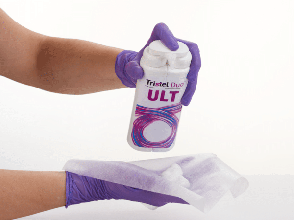 Application du désinfectant de haut niveau Tristel Duo ULT à base de la chimie Tristel CIO₂ sur une lingette sèche Duo Wipes pour une désinfection des sondes invasives et non invasives
