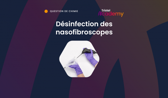 Un professionnel réalise une désinfection de haut niveau par essuyage d'un nasofibroscope à l'aide du système Tristel Trio Wipes System.