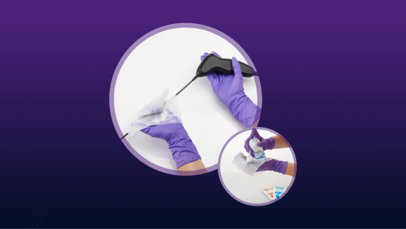 Un professionnel réalise une désinfection de haut niveau par essuyage d'un nasofibroscope à l'aide du système Tristel Trio Wipes System.