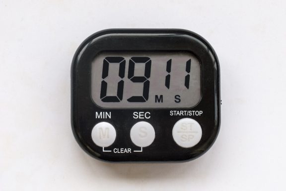 Chronomètre illustrant le temps de contact nécessaire pour laisser agir un désinfectant.