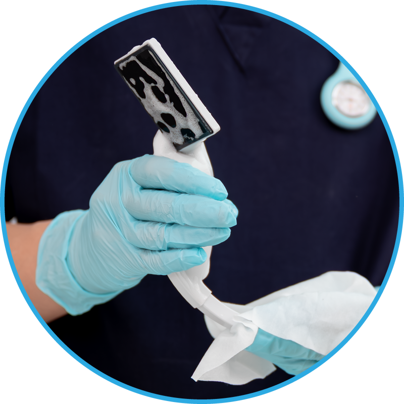 Lame de laryngoscope réutilisable en cours de désinfection de haut niveau avec une mousse et une lingette Tristel